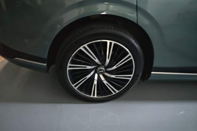 Used XPeng G9 2024 570 Max Right Rear Wheel Hub