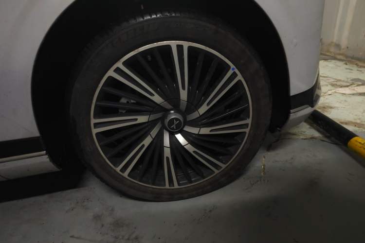 Used XPeng G9 2024 570 Max Right Front Wheel Hub