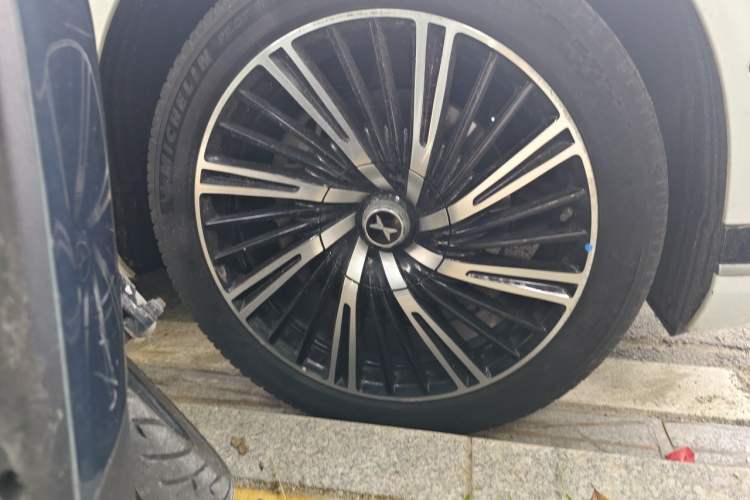 Used XPeng G9 2024 570 Max Right Front Wheel Hub