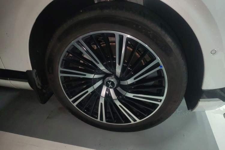 Used XPeng G9 2024 570 Max Right Front Wheel Hub