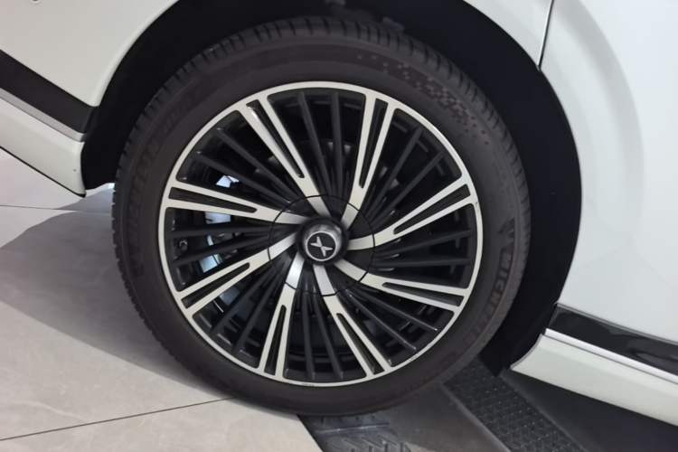 Used XPeng G9 2024 702 Max Right Rear Wheel Hub