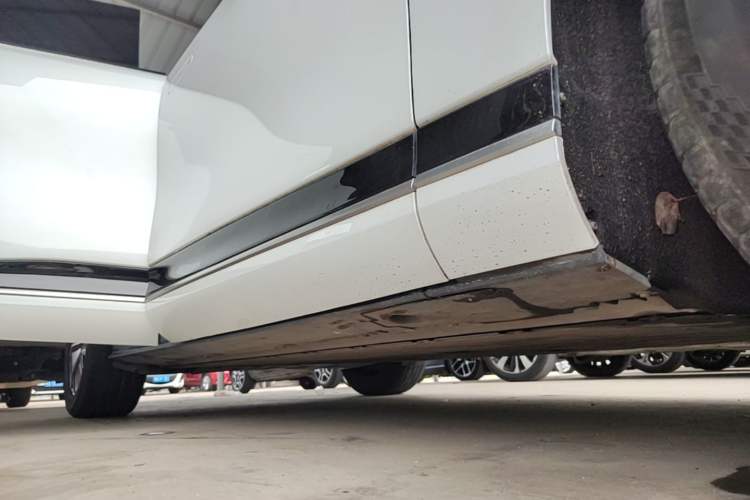 Used XPeng G9 2024 570 Pro Right Side Sill