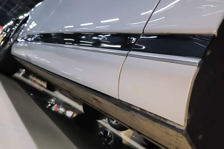 Used XPeng G9 2024 570 Pro Right Side Sill