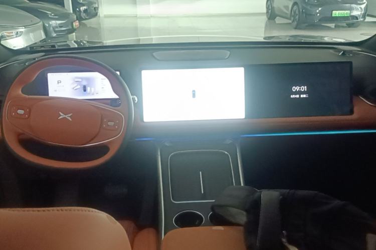 Used XPeng G9 2025 725 with Ultra-Long Range Max Center Console