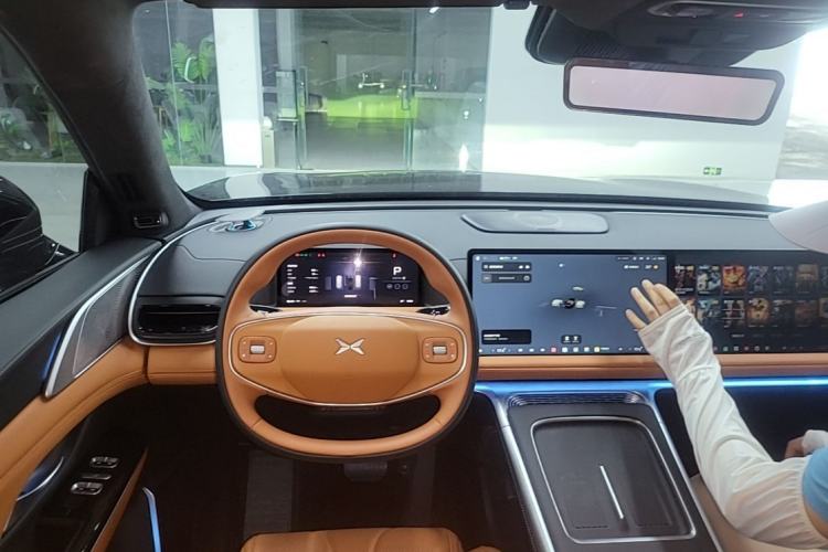 Used XPeng G9 2025 725 with Ultra-Long Range Max Center Console