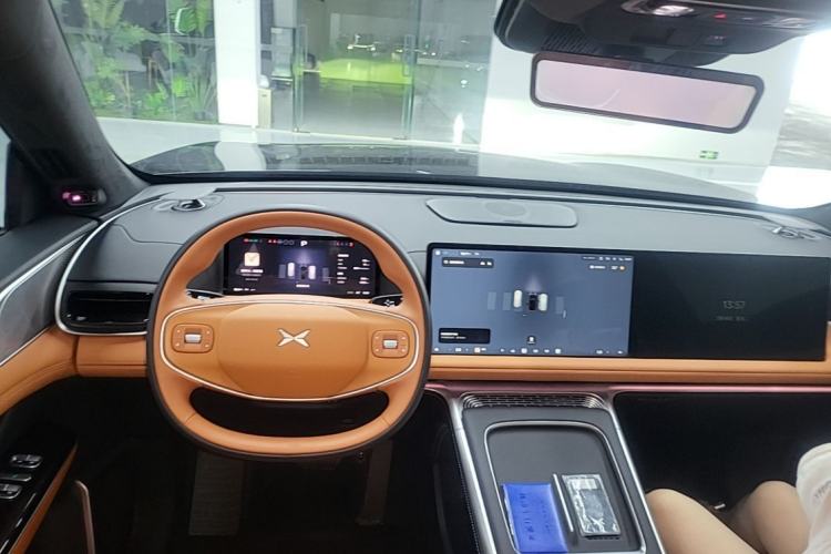 Used XPeng G9 2025 725 with Ultra-Long Range Max Center Console