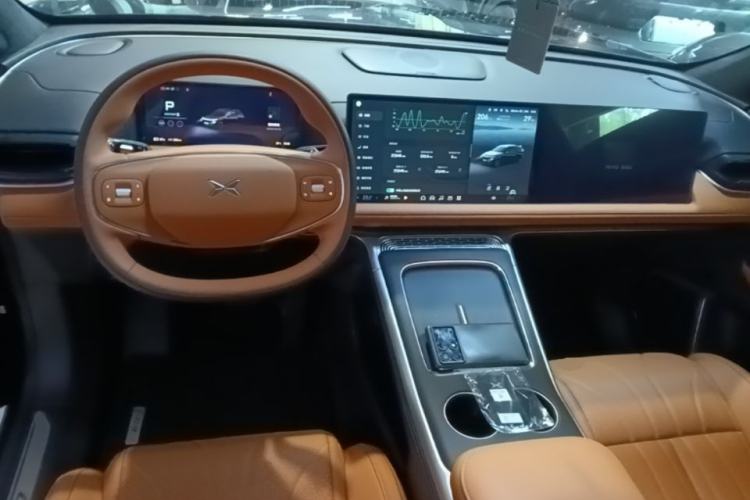 Used XPeng G9 2025 725 with Ultra-Long Range Max Center Console