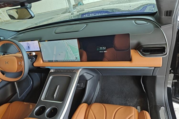 Used XPeng G9 2025 725 with Ultra-Long Range Max Center Console