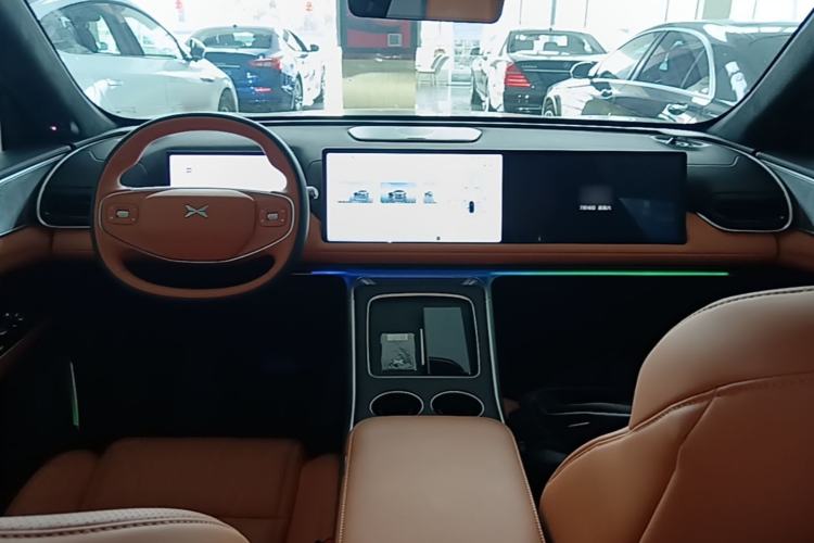 Used XPeng G9 2025 725 with Ultra-Long Range Max Center Console