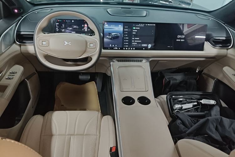 Used XPeng G9 2025 725 with Ultra-Long Range Max Center Console