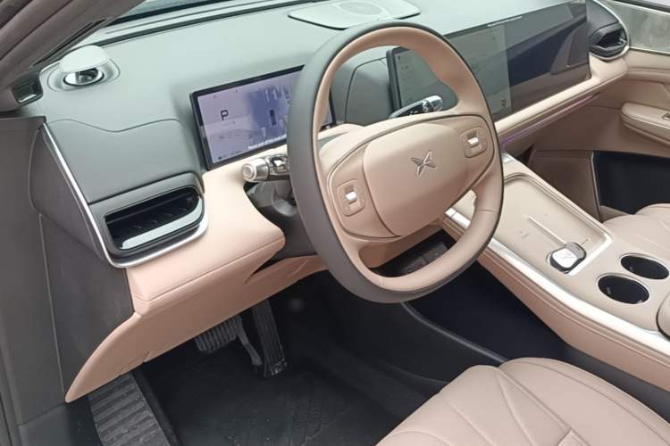 Used XPeng G9 2025 725 with Ultra-Long Range Max Center Console