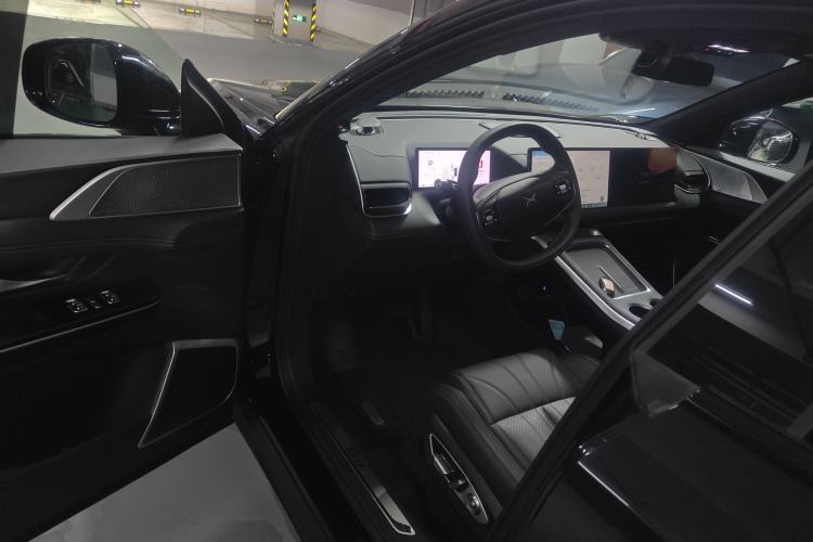 Used XPeng G9 2025 725 with Ultra-Long Range Max Driver Seat