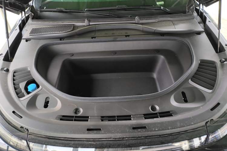 Used XPeng G9 2025 725 with Ultra-Long Range Max Engine Bay