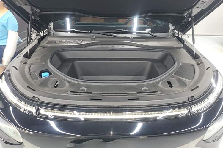 Used XPeng G9 2025 725 with Ultra-Long Range Max Engine Bay