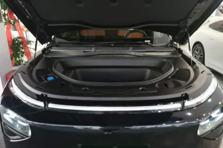 Used XPeng G9 2025 725 with Ultra-Long Range Max Engine Bay