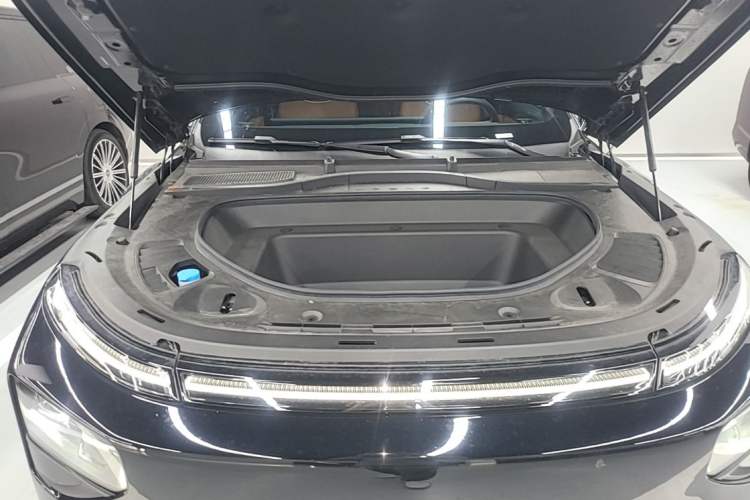 Used XPeng G9 2025 725 with Ultra-Long Range Max Engine Bay