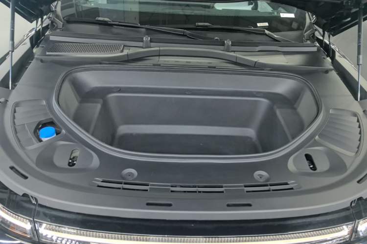 Used XPeng G9 2025 680 Ultra-Long Range All-Wheel Drive Max Engine Bay