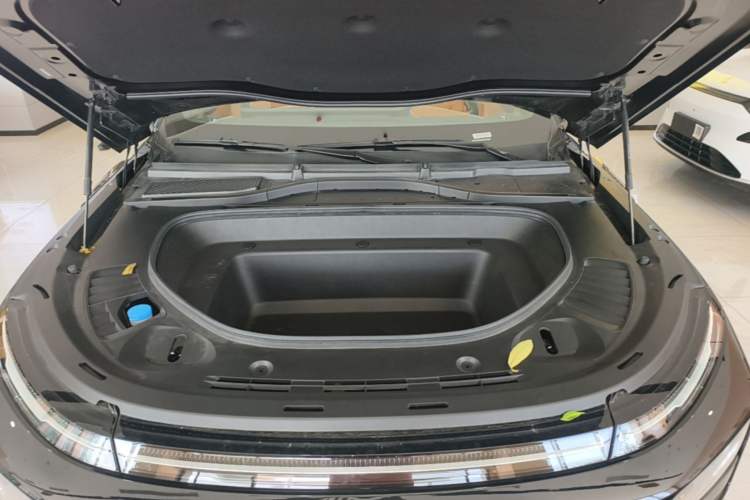 Used XPeng G9 2025 725 with Ultra-Long Range Max Engine Bay