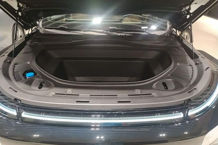 Used XPeng G9 2025 725 with Ultra-Long Range Max Engine Bay