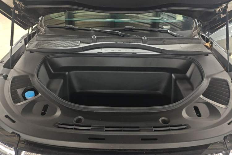 Used XPeng G9 2025 625 Long-Range Max Engine Bay