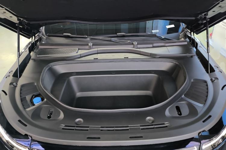 Used XPeng G9 2025 725 with Ultra-Long Range Max Engine Bay