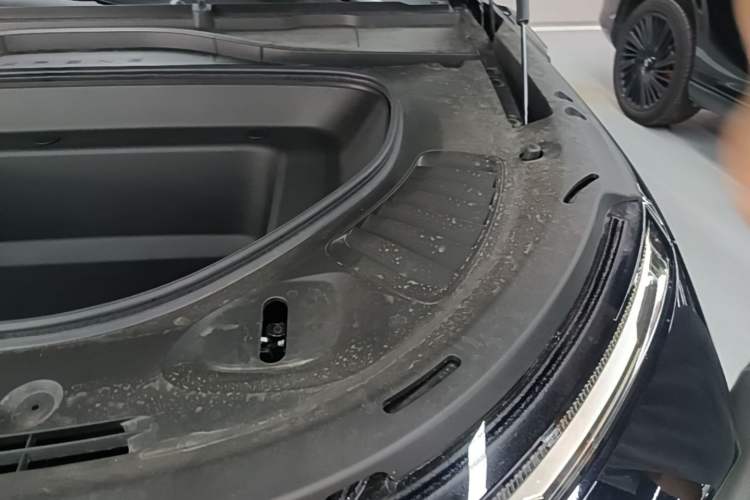 Used XPeng G9 2025 725 with Ultra-Long Range Max Engine Bay Left