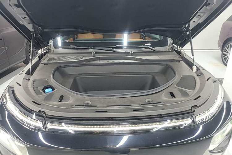 Used XPeng G9 2025 725 with Ultra-Long Range Max Engine Bay
