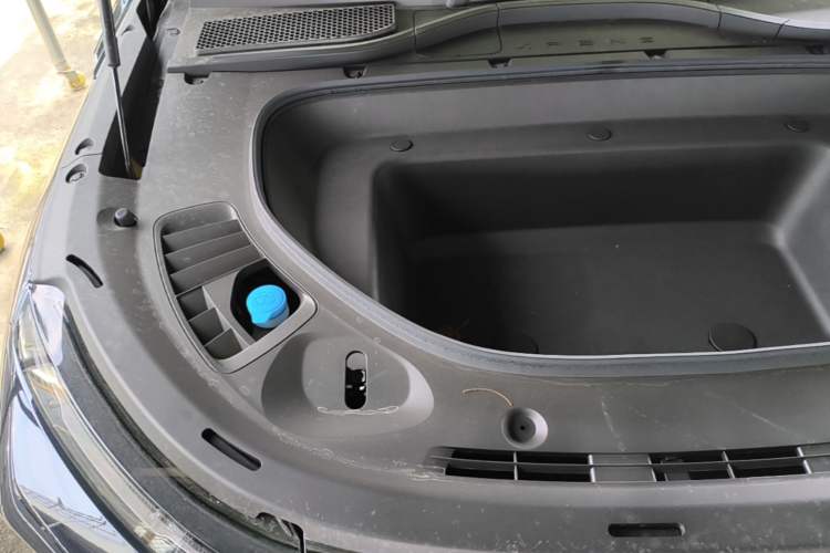 Used XPeng G9 2025 725 with Ultra-Long Range Max Engine Bay Right