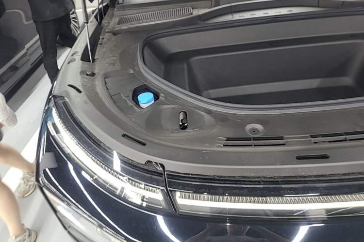 Used XPeng G9 2025 725 with Ultra-Long Range Max Engine Bay Right
