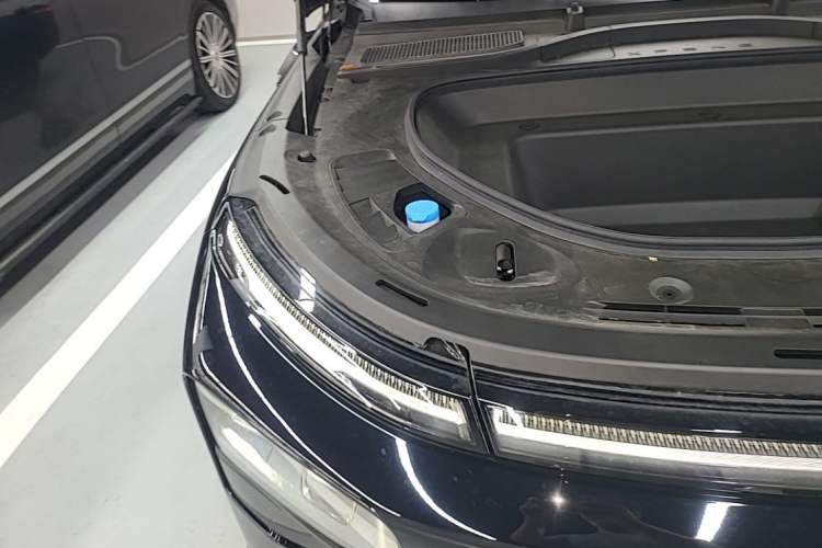 Used XPeng G9 2025 725 with Ultra-Long Range Max Engine Bay Right