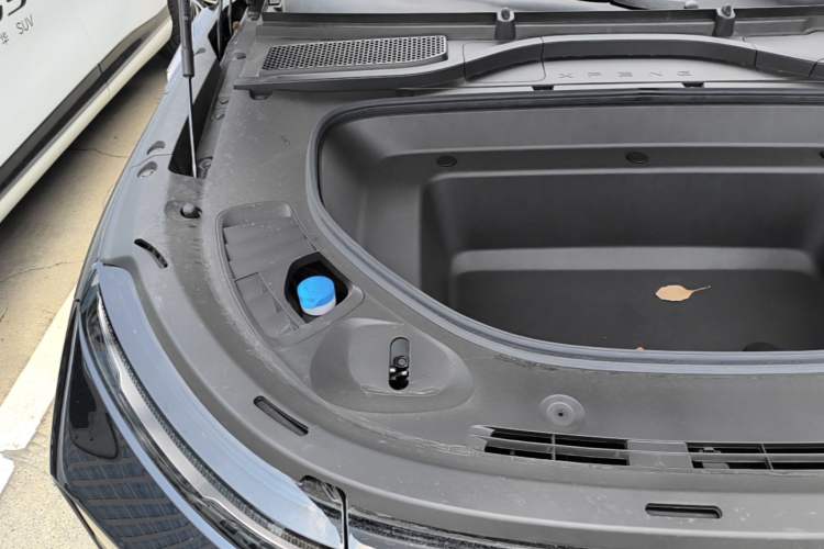 Used XPeng G9 2025 725 with Ultra-Long Range Max Engine Bay Right