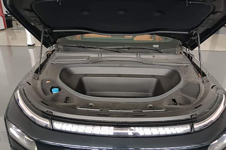 Used XPeng G9 2025 725 with Ultra-Long Range Max Engine Bay