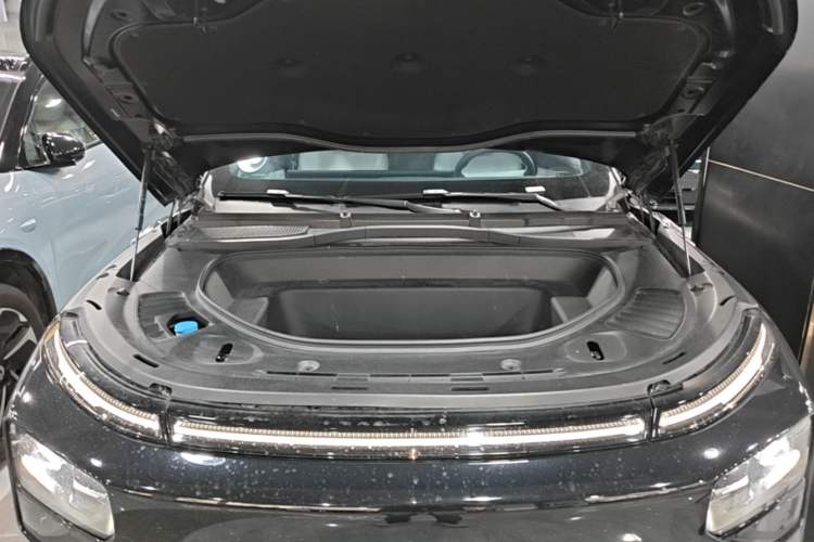Used XPeng G9 2025 725 with Ultra-Long Range Max Engine Bay