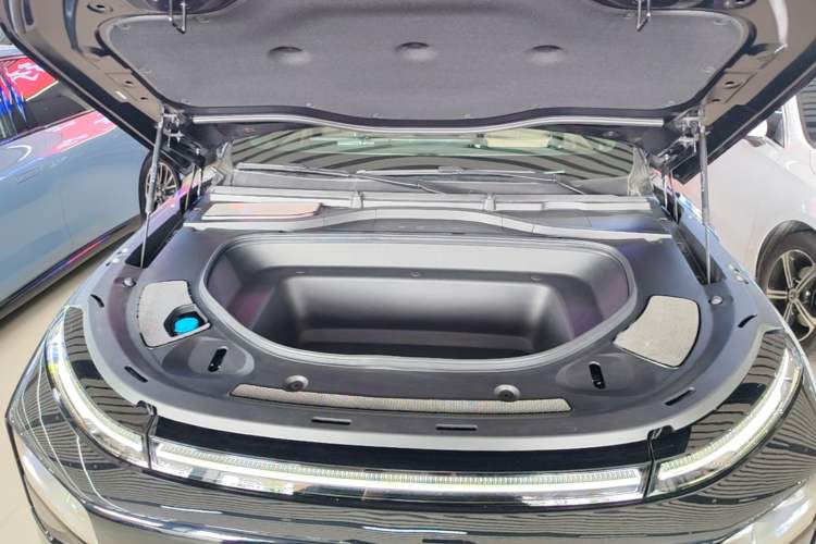 Used XPeng G9 2025 725 with Ultra-Long Range Max Engine Bay