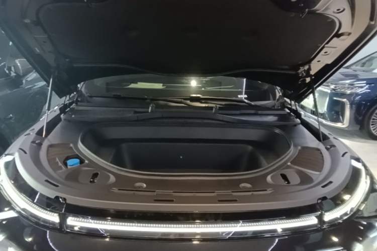 Used XPeng G9 2025 725 with Ultra-Long Range Max Engine Bay
