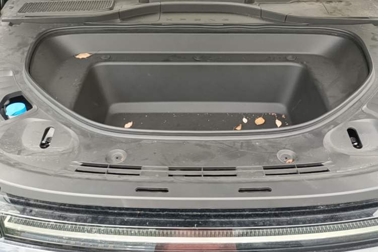 Used XPeng G9 2025 725 with Ultra-Long Range Max Engine Bay