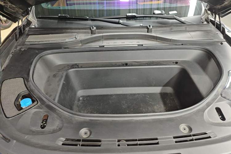 Used XPeng G9 2025 680 Ultra-Long Range All-Wheel Drive Max Engine Bay