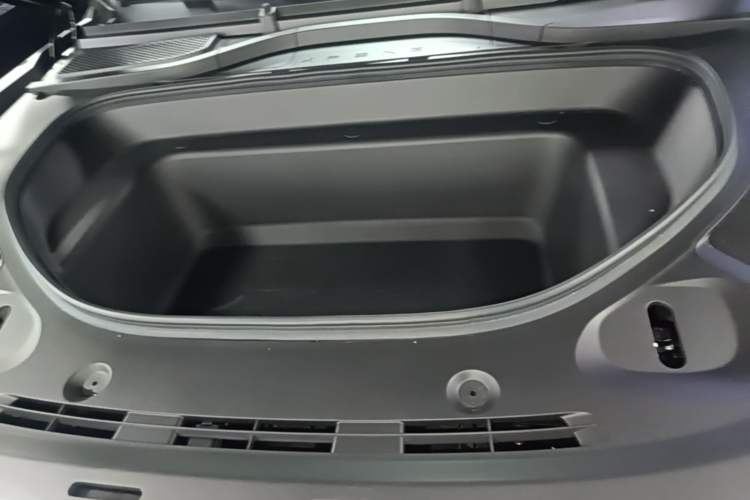 Used XPeng G9 2025 680 Ultra-Long Range All-Wheel Drive Max Engine Bay