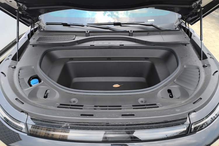 Used XPeng G9 2025 725 with Ultra-Long Range Max Engine Bay