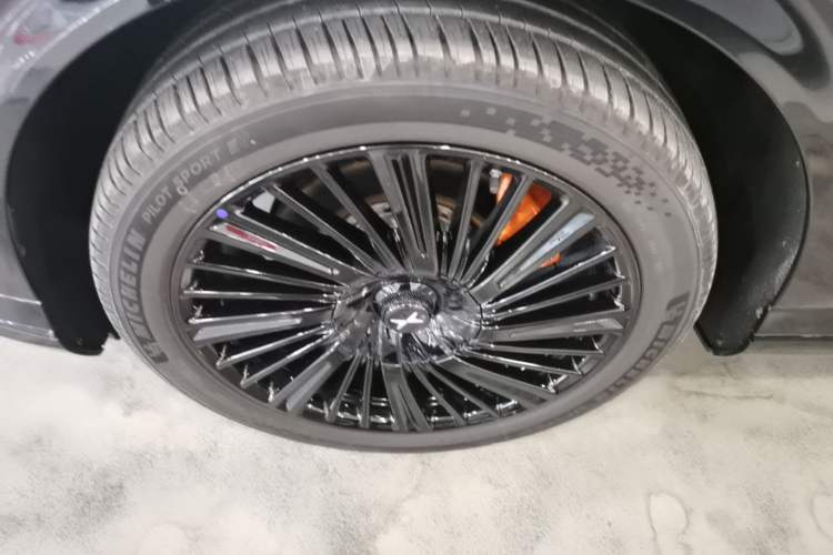Used XPeng G9 2025 725 with Ultra-Long Range Max Exterior 4