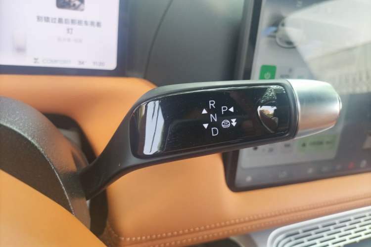 Used XPeng G9 2025 725 with Ultra-Long Range Max Gear Lever