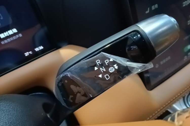 Used XPeng G9 2025 725 with Ultra-Long Range Max Gear Lever