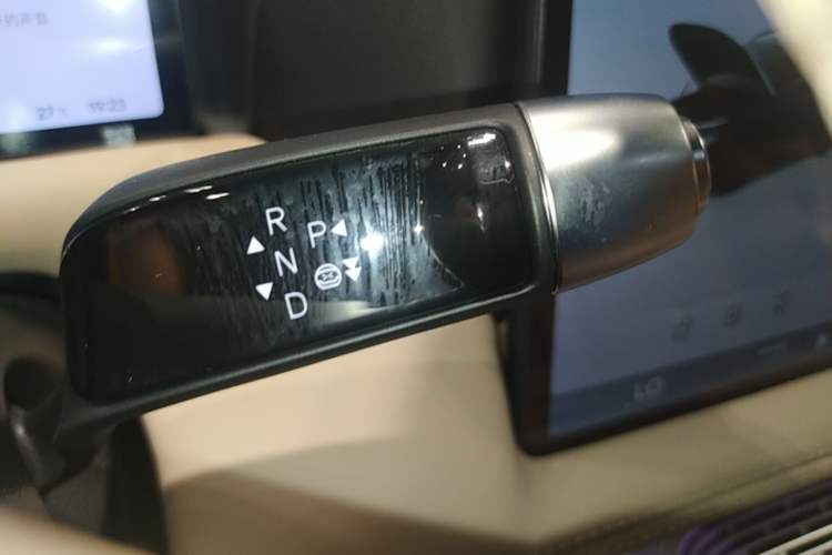 Used XPeng G9 2025 725 with Ultra-Long Range Max Gear Lever