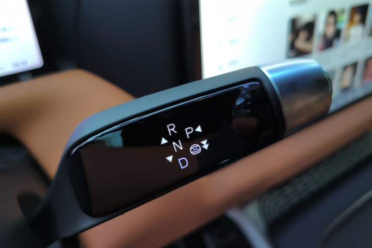 Used XPeng G9 2025 725 with Ultra-Long Range Max Gear Lever
