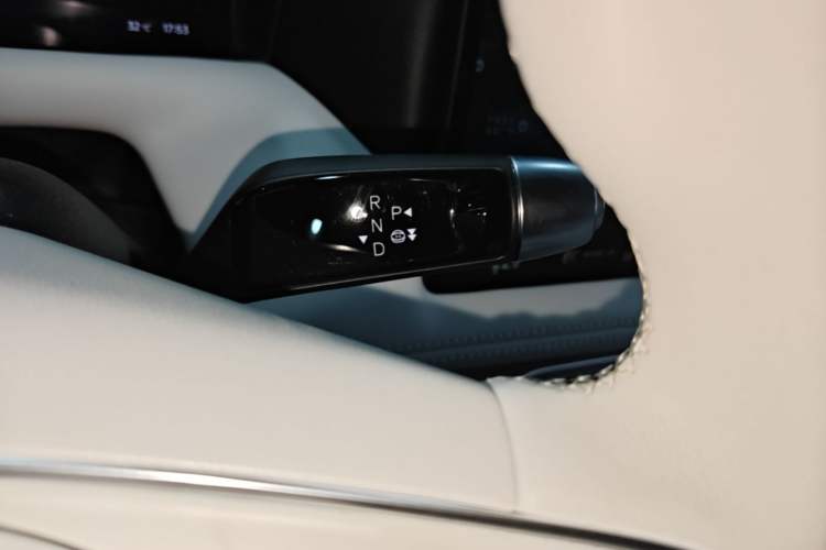 Used XPeng G9 2025 725 with Ultra-Long Range Max Gear Lever