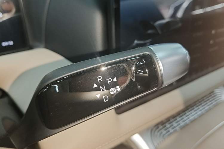 Used XPeng G9 2025 725 with Ultra-Long Range Max Gear Lever