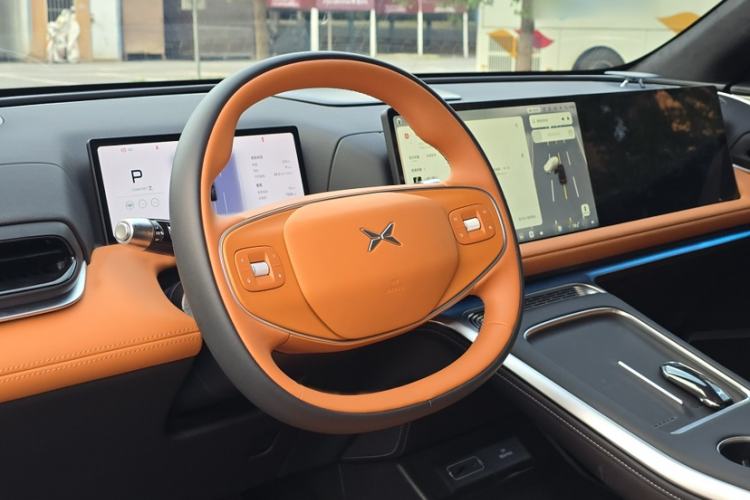 Used XPeng G9 2025 725 with Ultra-Long Range Max Interior 5