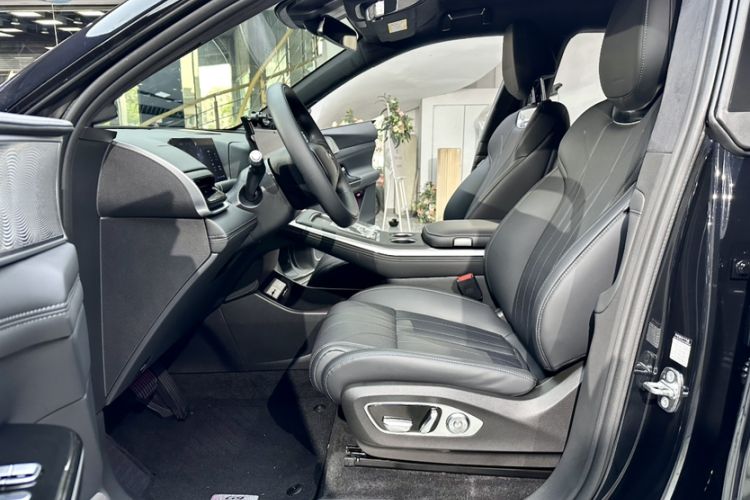 Used XPeng G9 2025 725 with Ultra-Long Range Max Interior 5