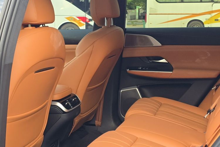 Used XPeng G9 2025 725 with Ultra-Long Range Max Interior 6