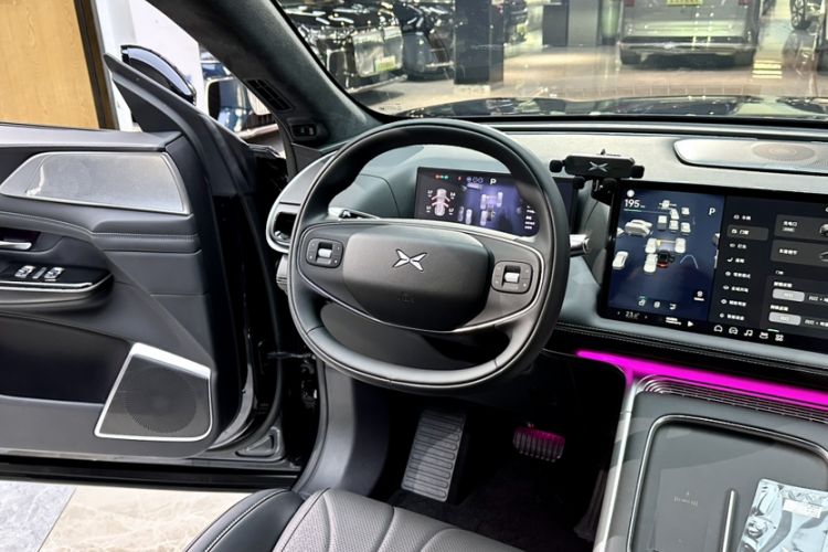 Used XPeng G9 2025 725 with Ultra-Long Range Max Interior 6